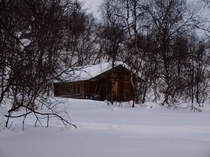Autiotupa Ruktajarvi. Dorážíme sem poměrně brzy. Dalo by se říct, že na oběd.
