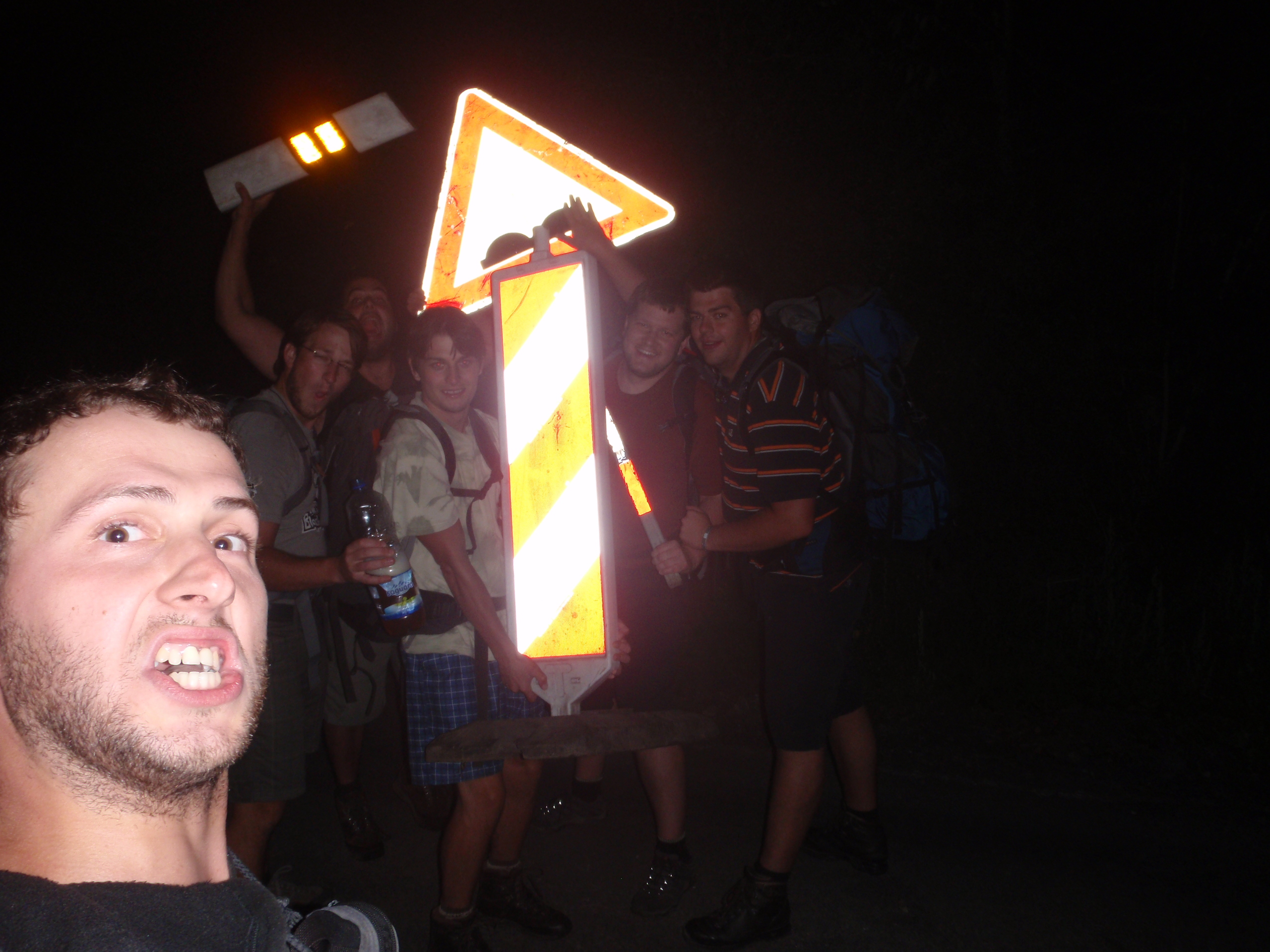 My jsme fakt vandalové. Kromě toho patníku jsme ty značky vrátili...