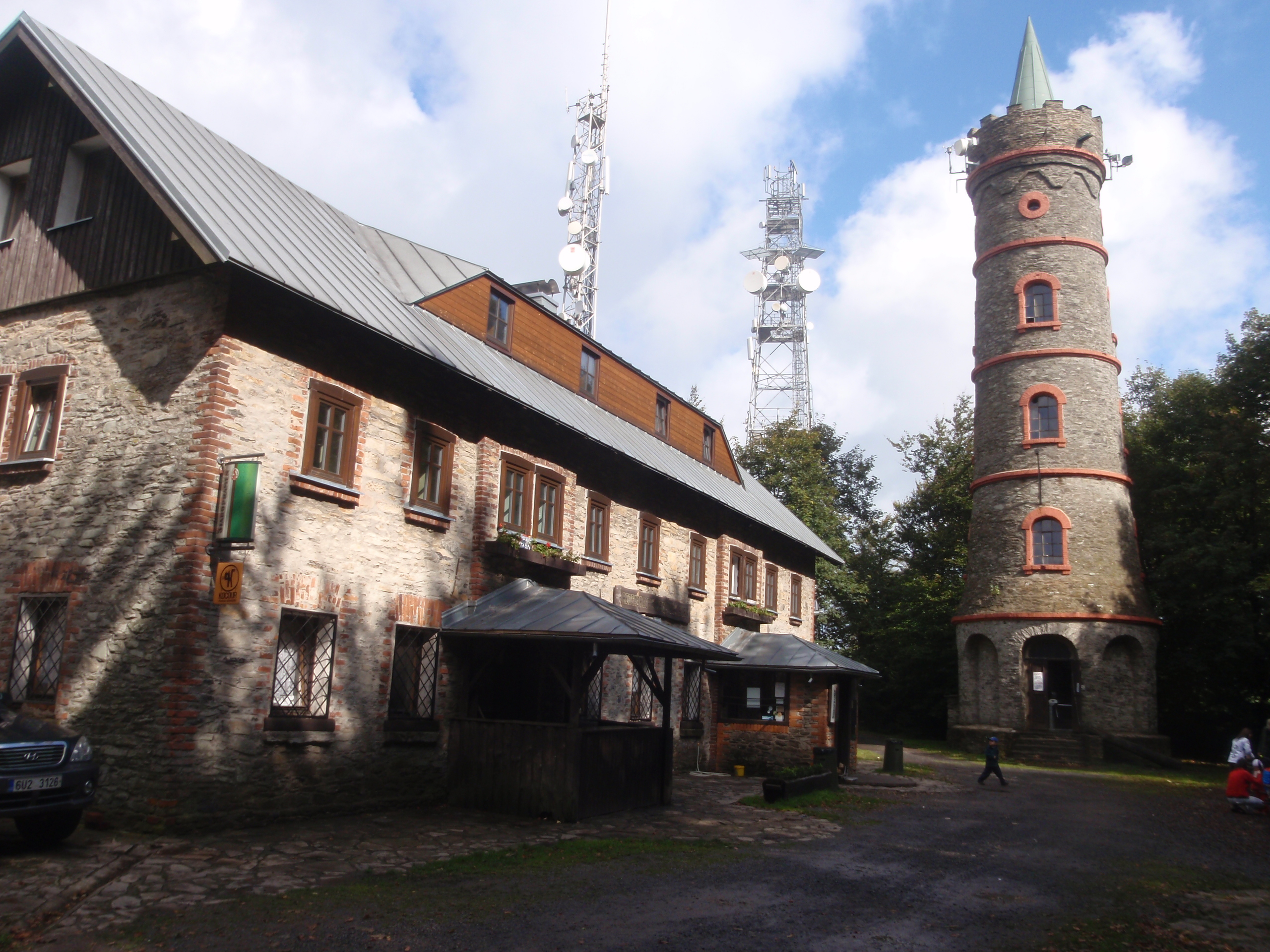 Rozhledna Jedlová s pěknou kamennou chatičkou i s ubytováním.