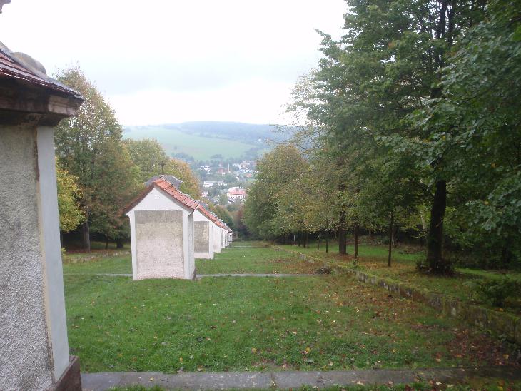 Pohled na Křížovou cestu na Křížovou horu.