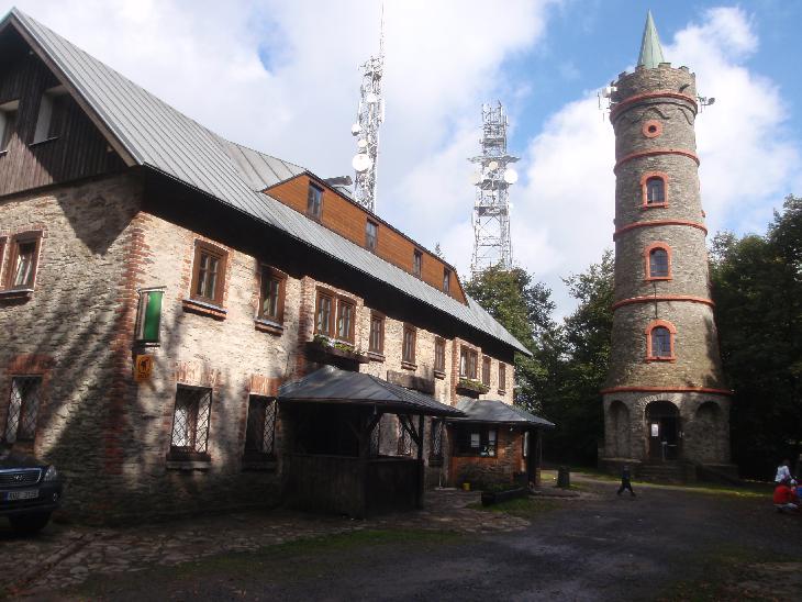 Rozhledna Jedlová s pěknou kamennou chatičkou i s ubytováním.