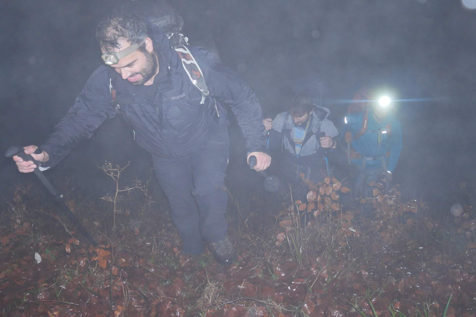 Stoupáme do příkrého kopce a k tomu ještě začalo pršet