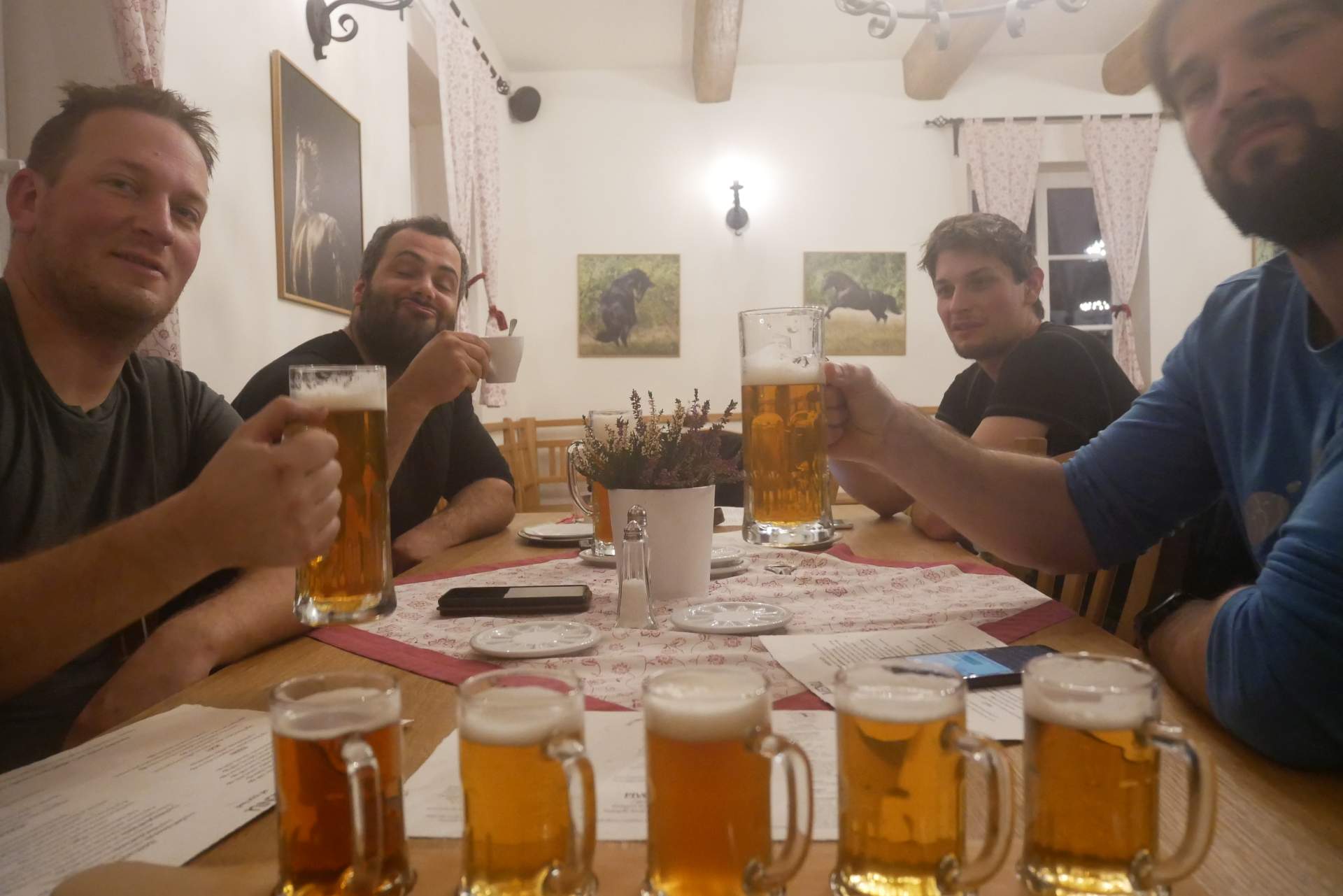 Nakonec zvítězila gravitace a my jsme vkročili do místního restauračního zařízení. Měli 5 druhů čepovaných piv. Já si dal rovnou všech 5 najednou, viz půllitry v popředí :-D
