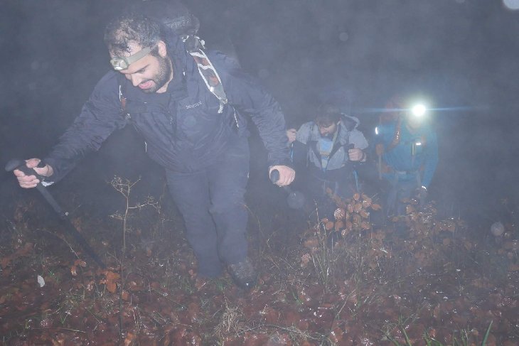 Stoupáme do příkrého kopce a k tomu ještě začalo pršet