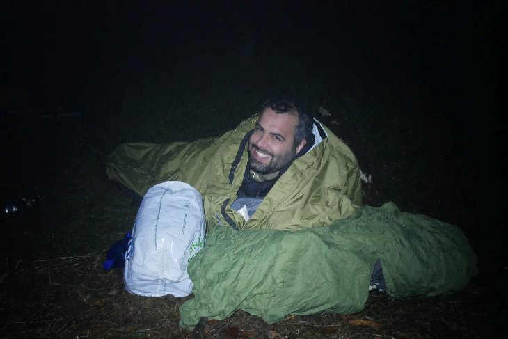 A jde se spát, stále prší. Před mokrem nás chrání buď žďárák, přístřešek z plachty.