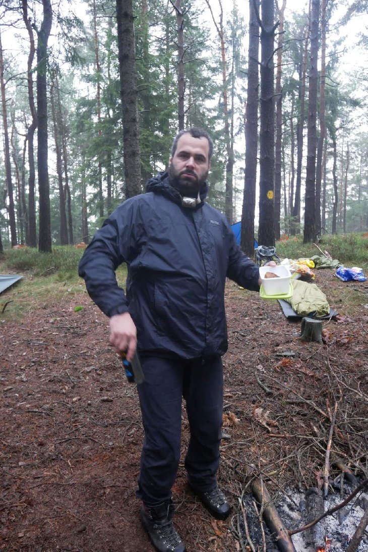 Radek při snídani. Potom jsme všechno uklidili, sbalili, uhasili a vydali se na cestu.