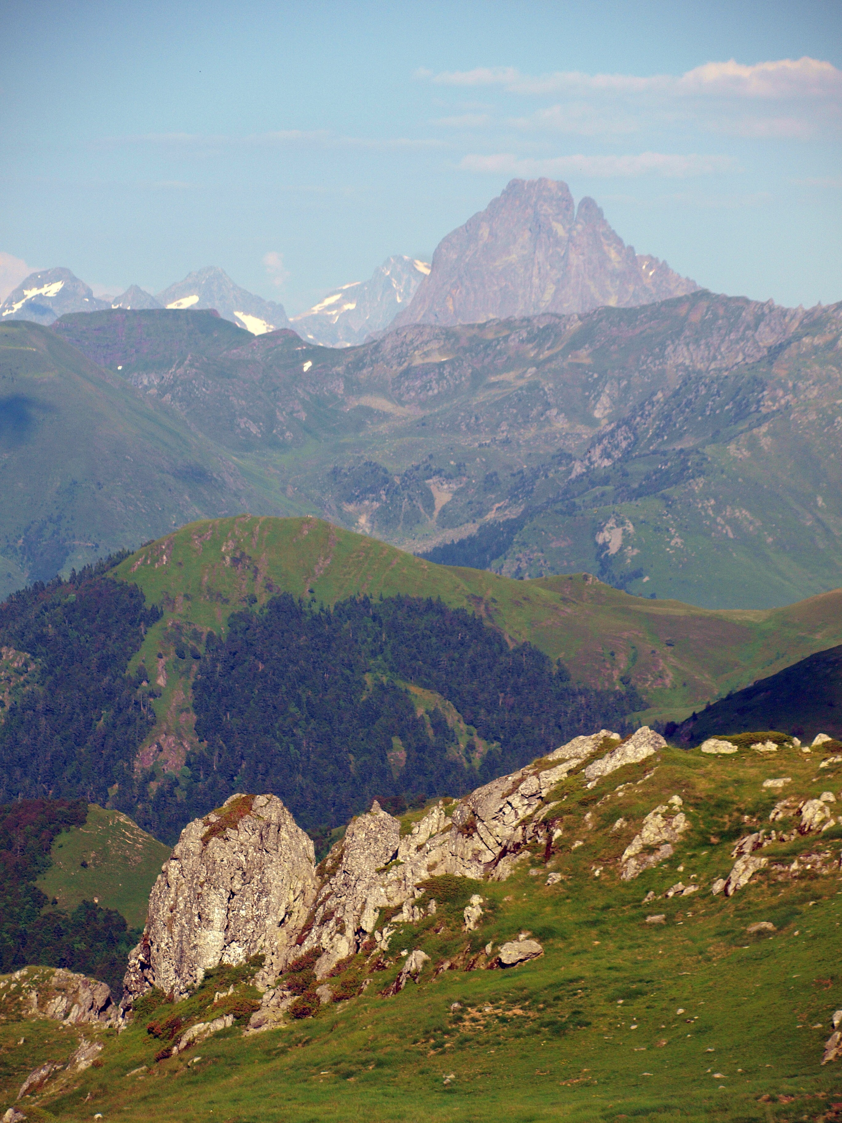 V pozadí pico de Midi dOssau (2 884 m.n.m.), na který byl výhled prvních několik dní.