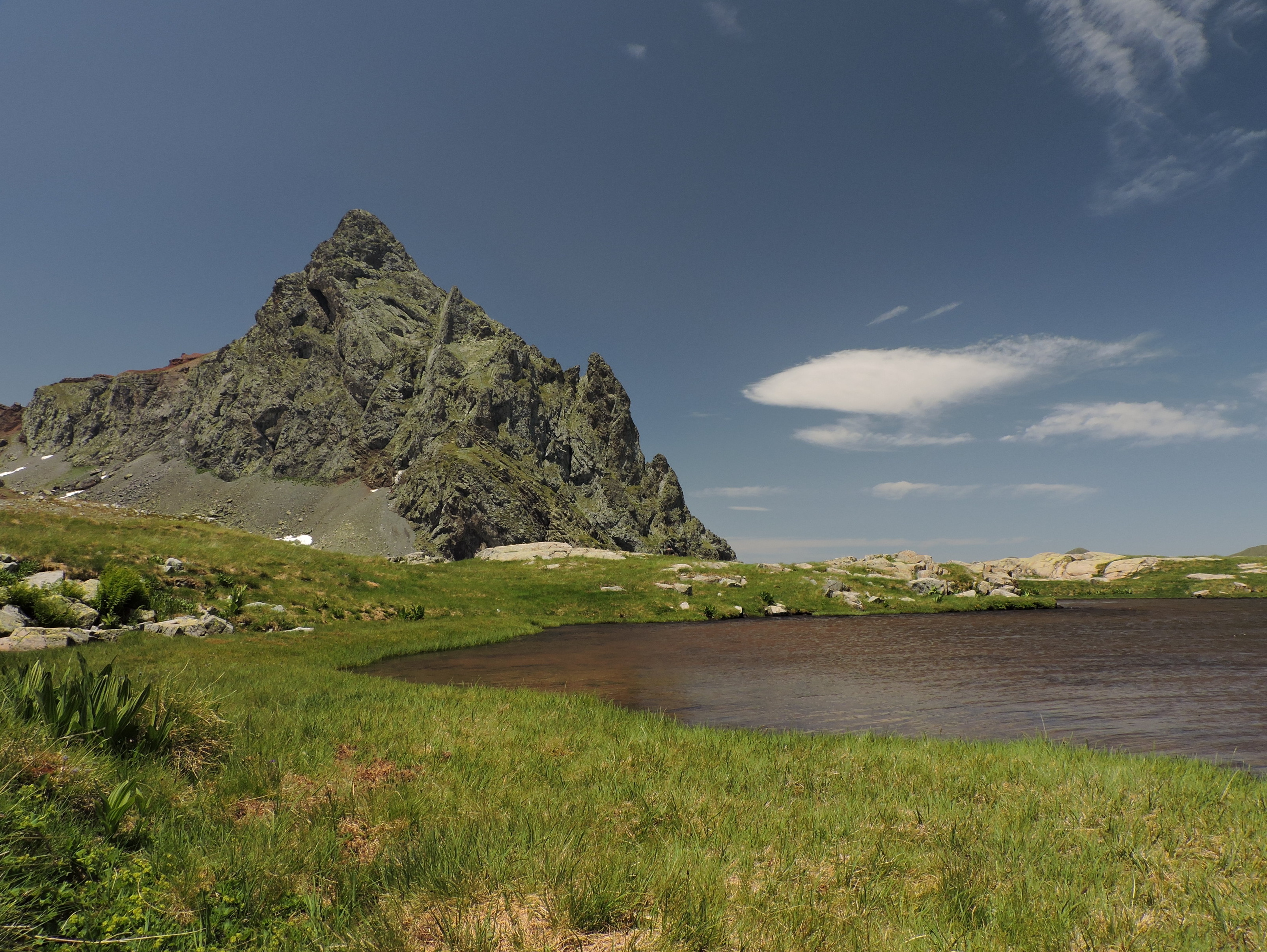 Pico Anayet (2 545 m.n.m.) a Ibon Anayet.