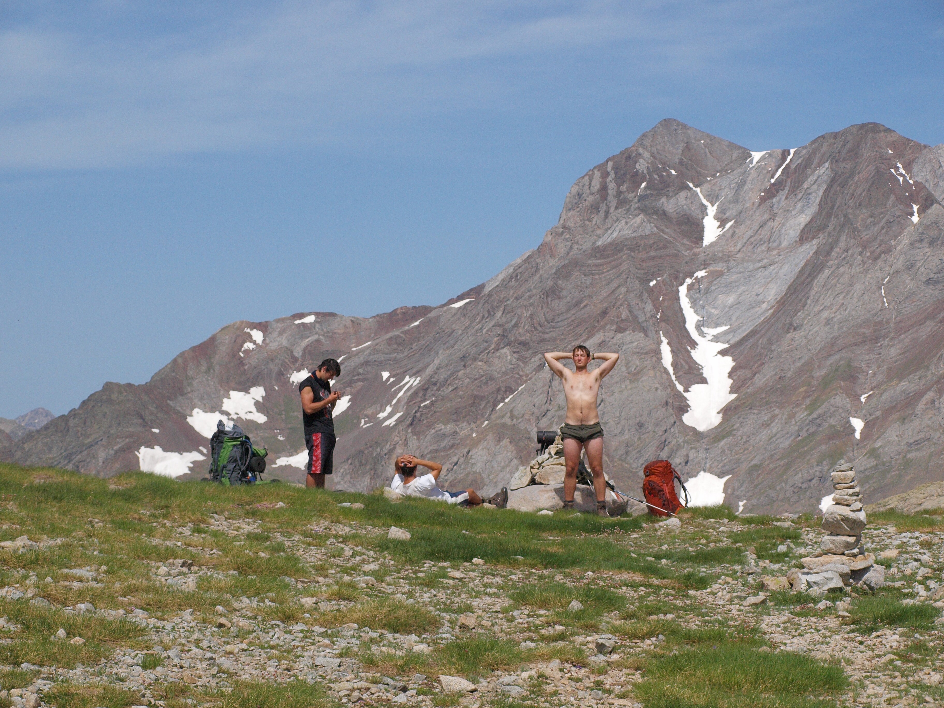 A tak nezbývalo než pauzovat a kochat se. V pozadí Vignemale (3 299 m.n.m.).