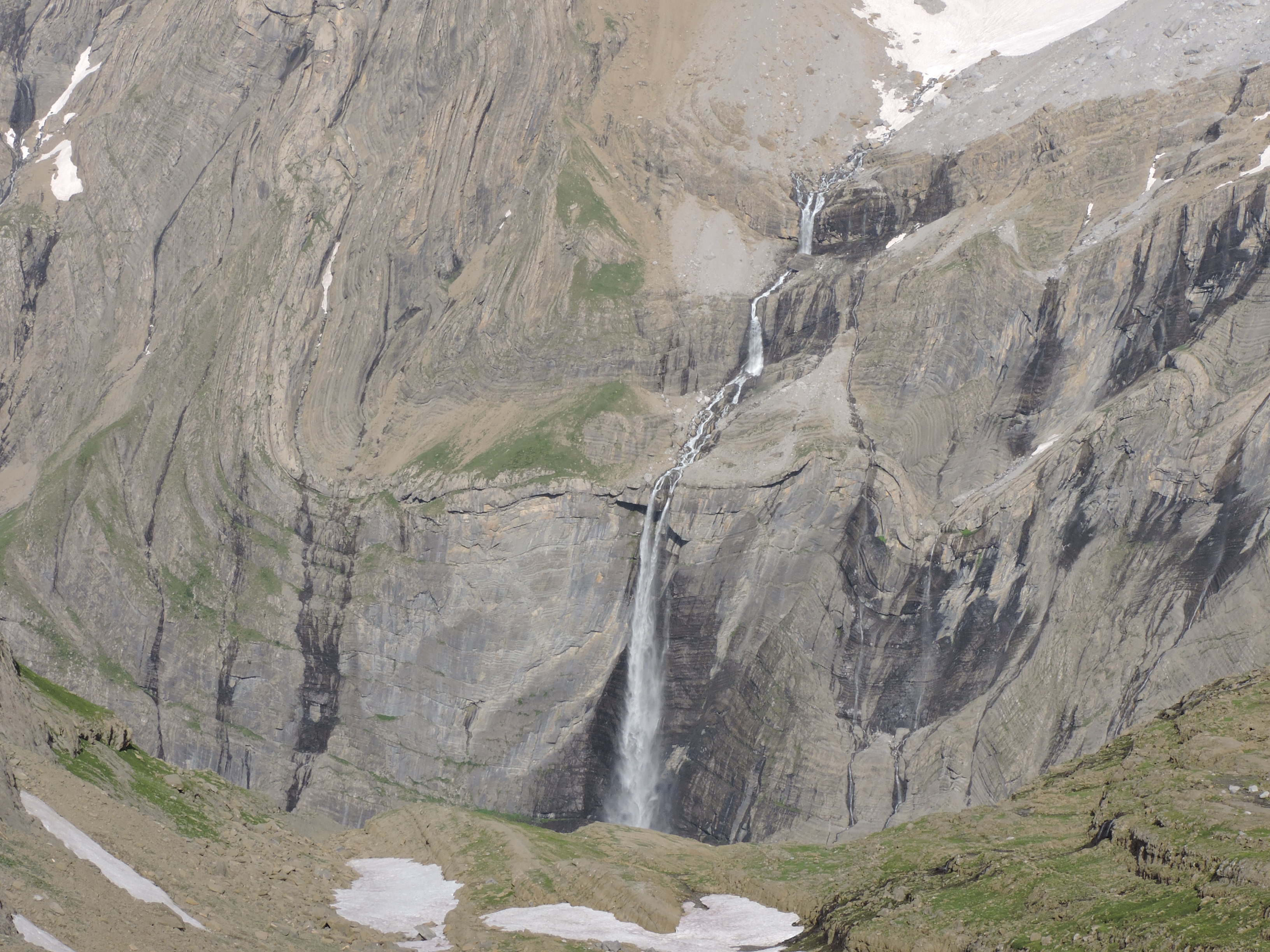 Vodopád Gavarnie padající kamsi do hlubin, s výškou 422 m je největší vodopád ve Francii na světě:-D.