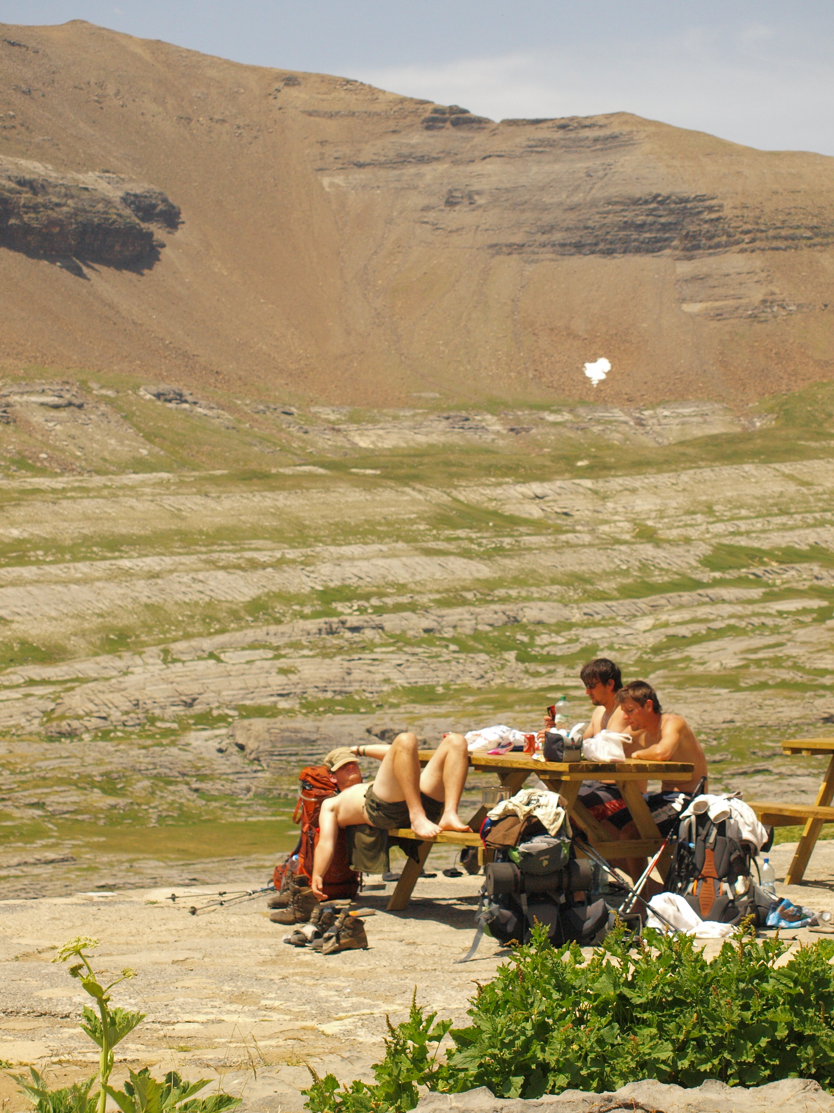 Obědová pauza na refuge de Goriz (2 150 m.n.m.).