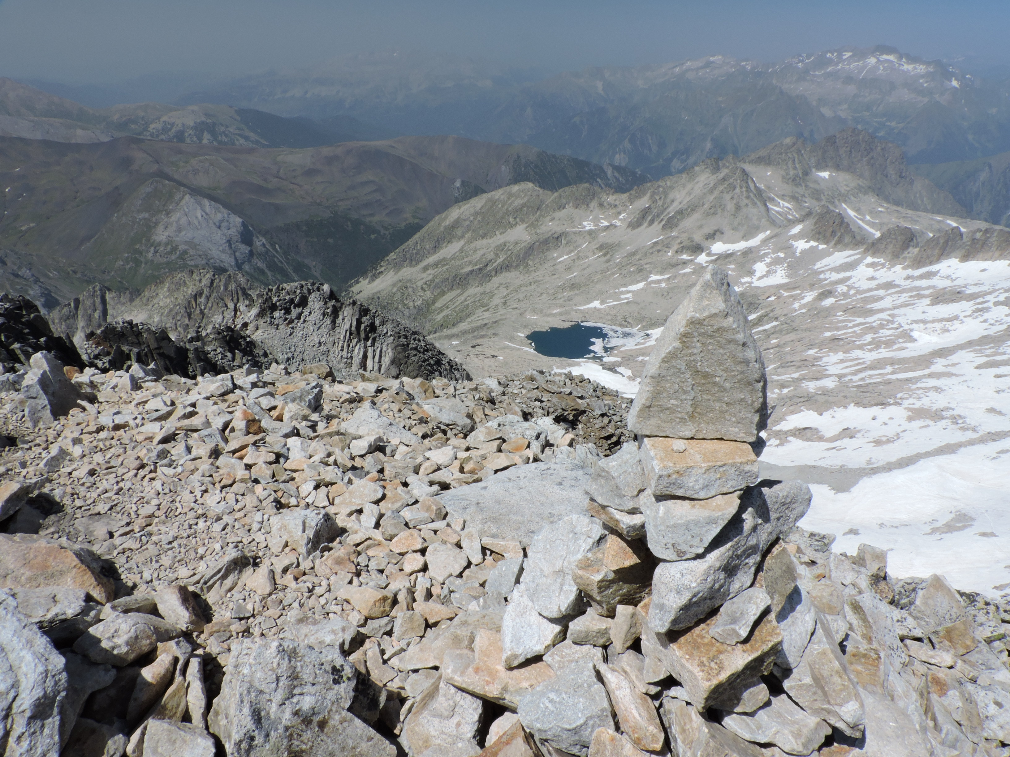 Částečně zamrzlé jezero Coronas (2 745 m.n.m.).