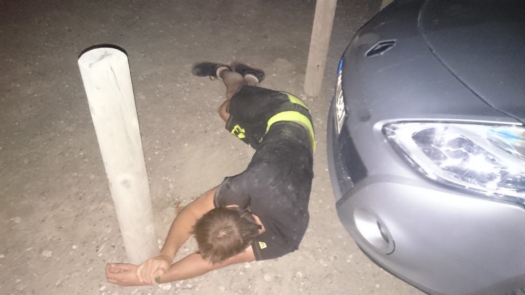 Večer se celkem rozjel, byli jsme na místní disco, ale Kuba to už někdy po půlnoci zabalil a takhle jsme ho našli asi ve tři ráno u auta:-D