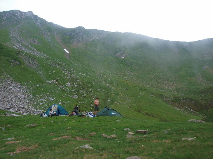První noc kempíme u jezera Ansabere (cca 1 883 m.n.m.).