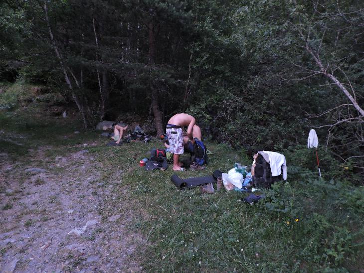 Spali jsme kousek za městem u místních zahrádkářů, ale za stromy byl pěkný potok na koupačku.