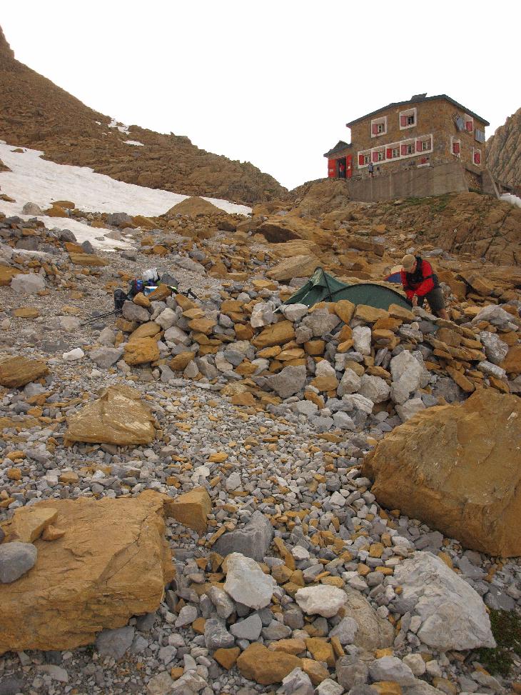 Spali jsme u refuge des Sarradets ou de la Brèche de Roland.