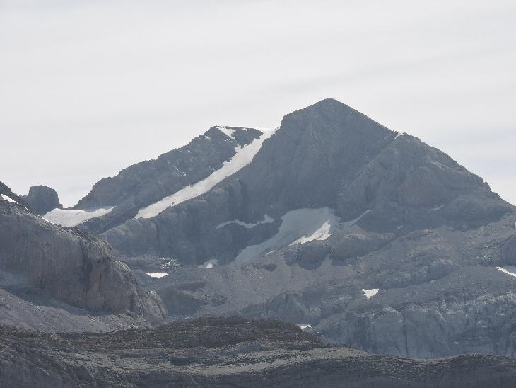 Výstup na Monte Perdido pravděpodobně po sněhovém poli, jedné se o třetí nejvyšší vrchol Pyrenejí.
