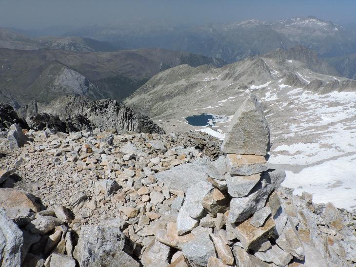 Částečně zamrzlé jezero Coronas (2 745 m.n.m.).