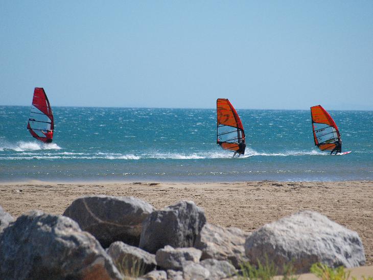 ...nebo sledování místních windsurferů.