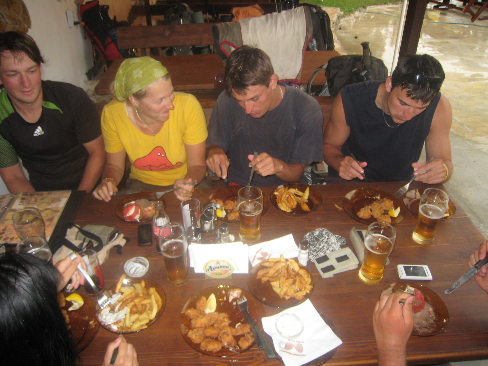 V místní restauraci sme neodolali a pustili se do žraní všeho možnýho...od kuřecích řízků až po čokoládu milka:D