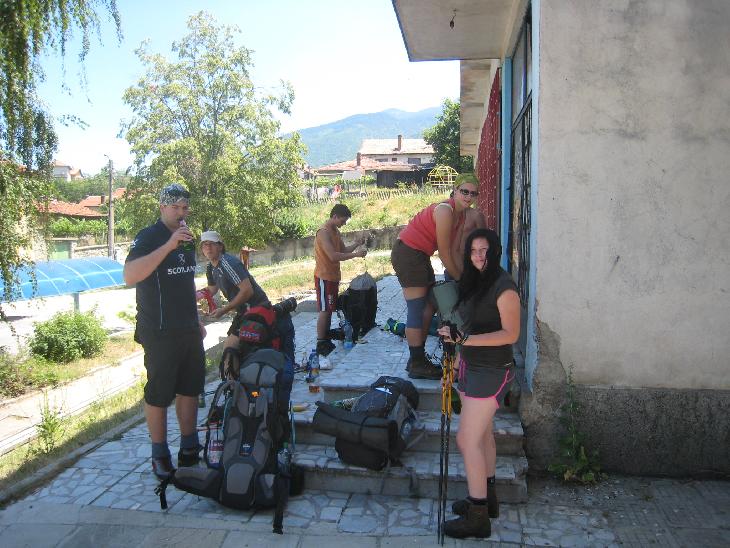 Tak Po 22 hodinách jízdy busem, 2 hodinách ve vlaku a hodině v pochybnym mikrobusu se nacházíme  poblíš města Dupnica ve vesnici Bistritsa kde začíná náš trek...