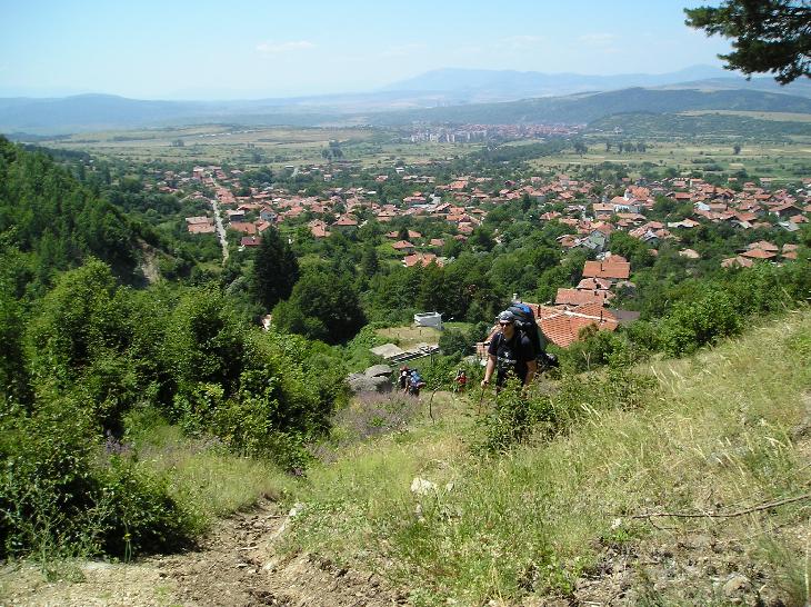 Tady měla začínat červená hřebenovka...místní o ní nevěděli a značka ukazovala blbě...no jistě že sme zabloudili...