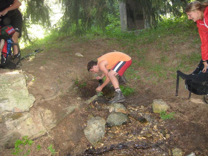 Tady sme spali...míra doplnuje vodu v pramínku