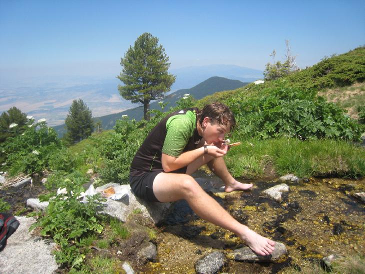 Kuba si meje nohy a zároven to pije:))