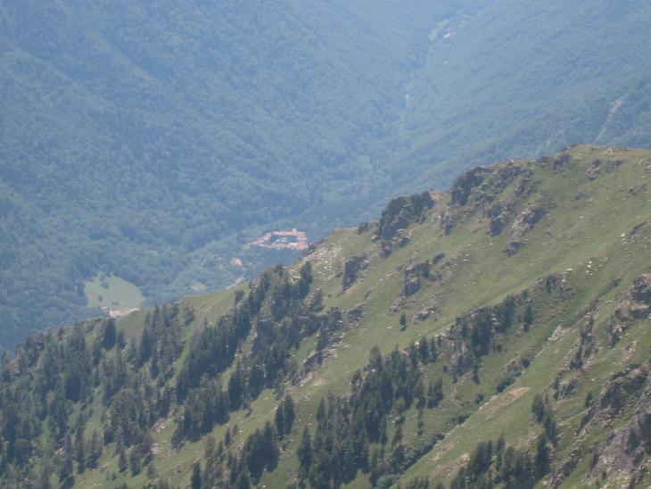 Pohled dolu na Rilský monastýr...Bohužel sme ho viděli jen takto z výšky...slejzat dolu a zase nahoru se pochopitelně nikomu nechtělo...