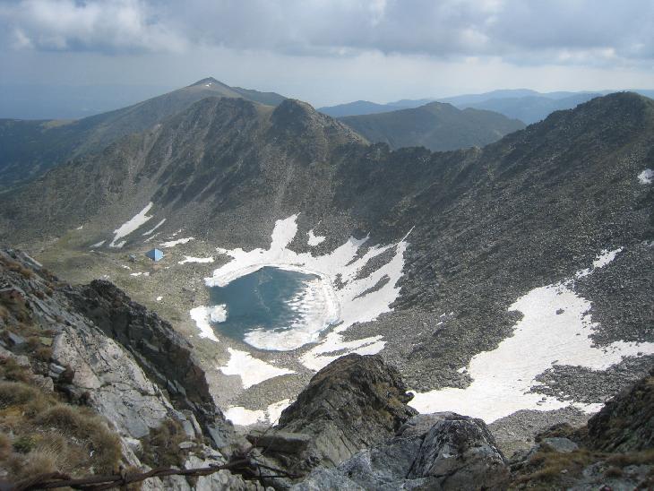 A toto už je výhled z vrcholu...nejvyšší jezero celýho bulharska...zamrzlé:)