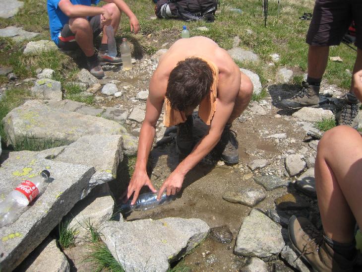Konečně pramen...nějakou tu dobu sme u něj strávili...protože žízeň..ajajajajaj