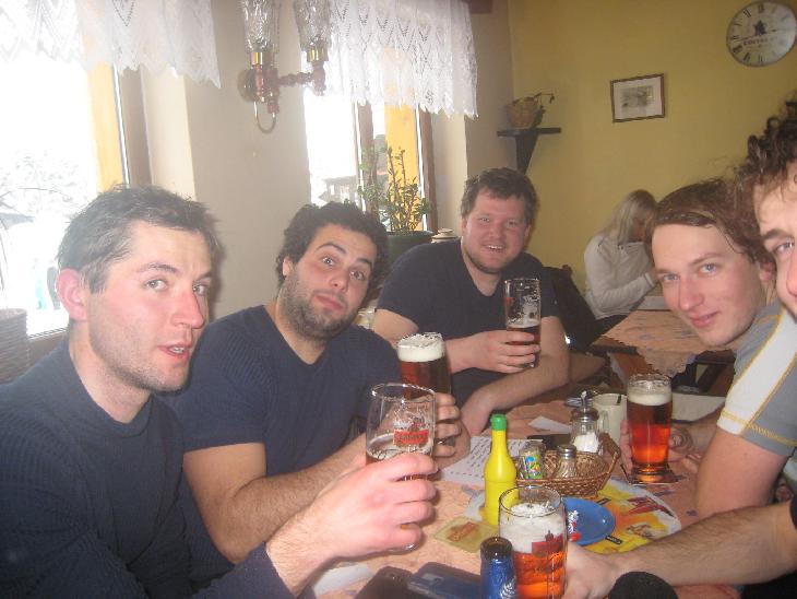 O to větší bylo překvapení když jsme přišli do hospody kde Matásek, ale i Datel!!! A prej už tam byl asi hodinu a půl!!! ... nechápali jsme. Doteď je to záhada, nevysvětlitelná!